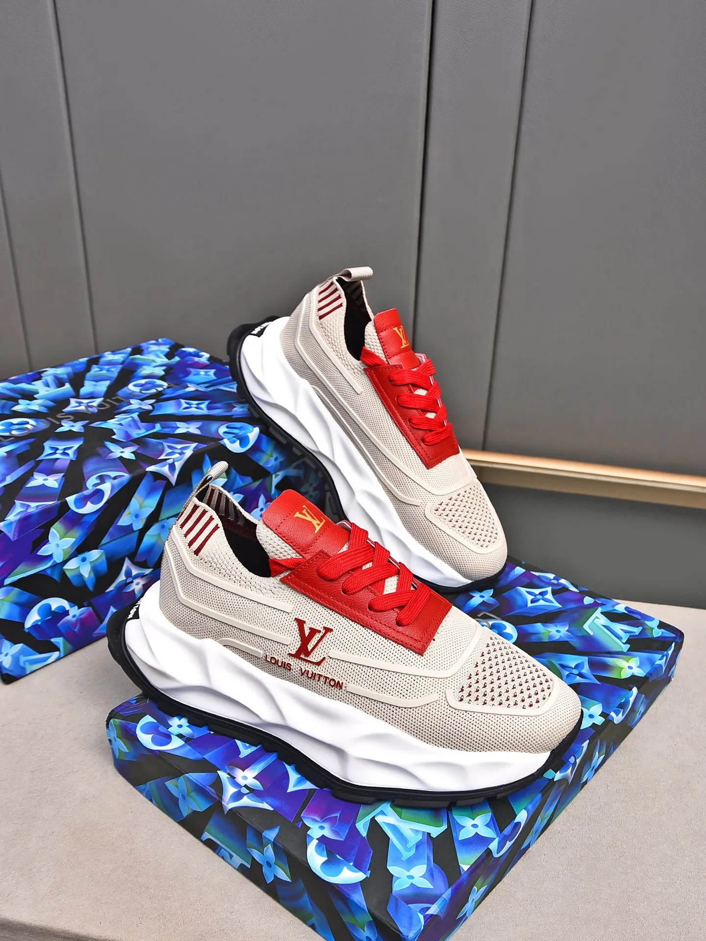 Men's shoes 💰500 LV high-end hot model 👍 Counter 1 design. The face is made of high-elastic fly knit + cowhide + imported glue! TPU outsole is easy to put on, light, comfortable and elastic, trendy and fashionable! ! ! 💪Multiple colors to choose from! Code number: 38-44 (45 46 customized)